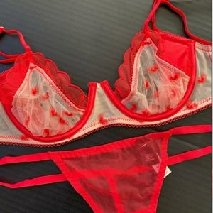 ISO Victoria Secret Heart Bra red 34B (loo…